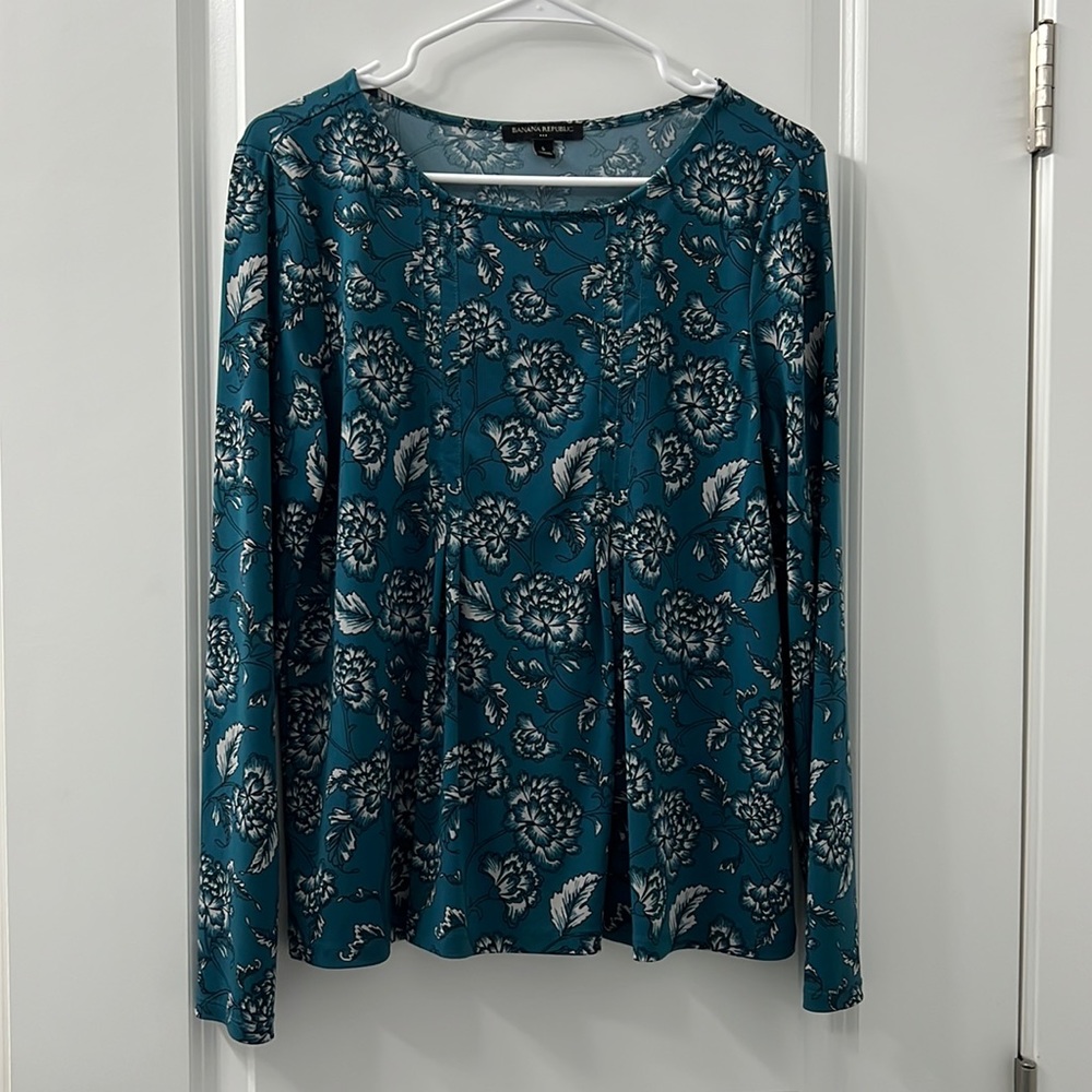 Banana republic teal floral pleated long sleeve blouse